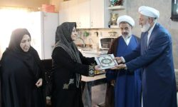 مدیرکل کتابخانههای عمومی گلستان با مادر شهید نادر ستوده در گنبدکاووس دیدار و از او تجلیل کرد