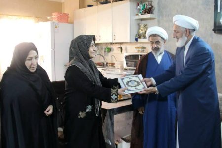 مدیرکل کتابخانه‌های عمومی گلستان با مادر شهید نادر ستوده در گنبدکاووس دیدار و از او تجلیل کرد