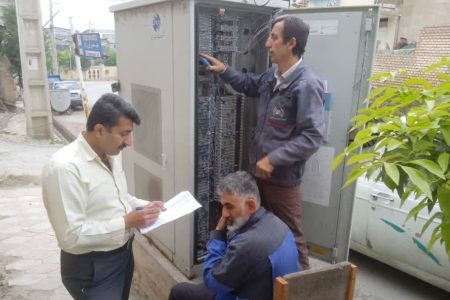 اجرای عملیات زمینیکردن کابل هوایی مخابرات در روستای قرنآباد شهرستان گرگان