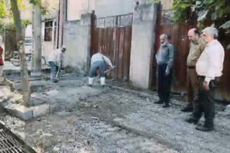 عملیات بتن‌ریزی و بهسازی پیاده‌روهای ضلع شرقی شهرک فرهنگیان در حاشیه جاده سلامت آغاز شد ؛